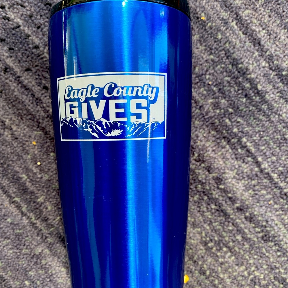 ⭐️Eagle County Gives⭐️20oz blue metal tumbler